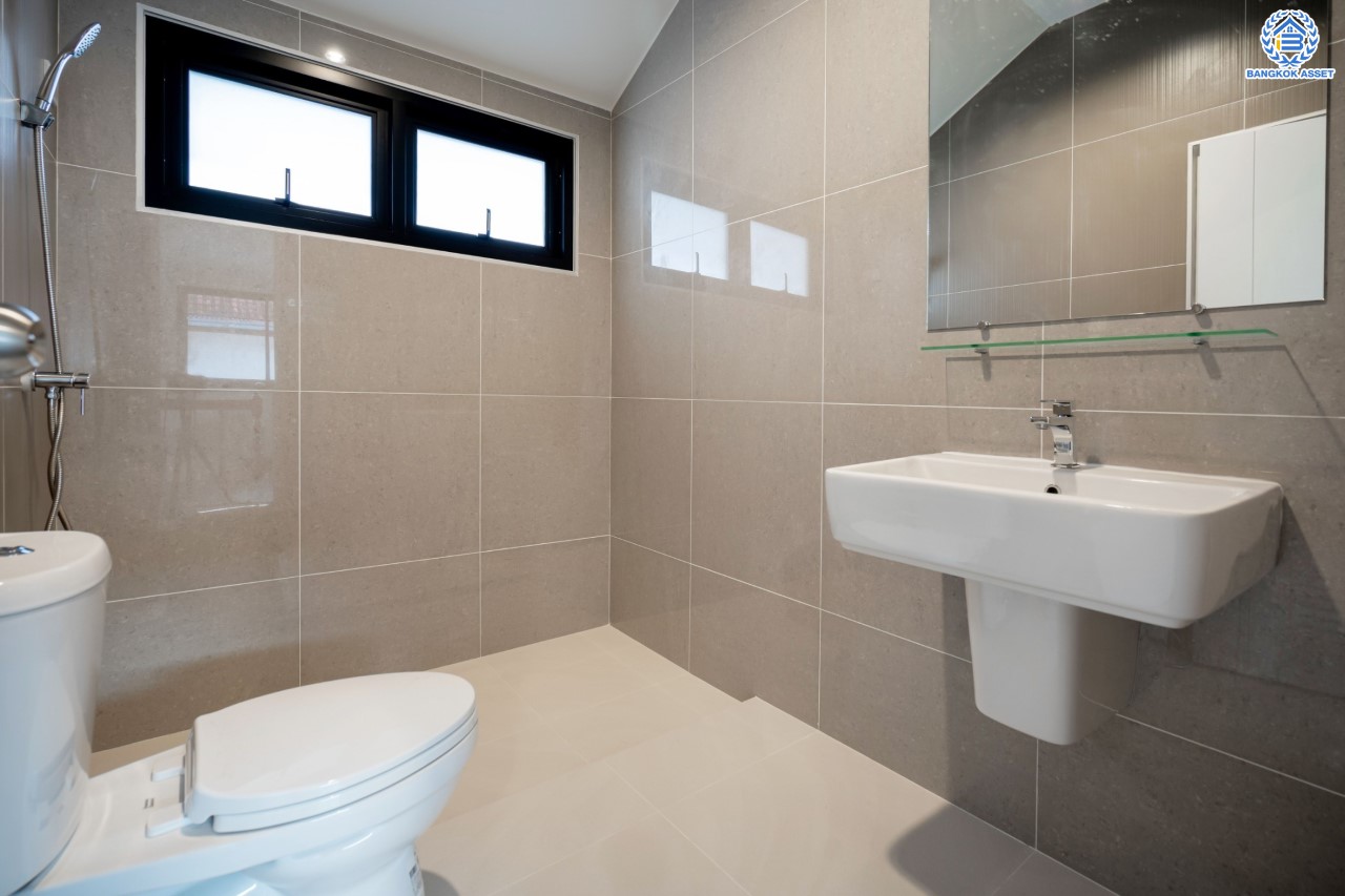 บ้านมือสองตกแต่งใหม่ ม.กฤษดานคร แจ้งวัฒนะ เนื้อที่ 63 ตร.ว. ฟังก์ชันจัดเต็ม 3 ห้องนอน 2 ห้องน้ำ 1 ห้องอเนกประสงค์ จอดรถได้ 2 คัน ดีไซน์ Classic บนทำเลศักยภาพ เชื่อมต่อหลายเส้นทาง ใกล้ทางด่วนแจ้งวัฒนะ, เซ็นทรัลแจ้งวัฒนะ และรถไฟฟ้าสายสีชมพู "สถานีแจ้งวัฒนะ-ปากเกร็ด 28"